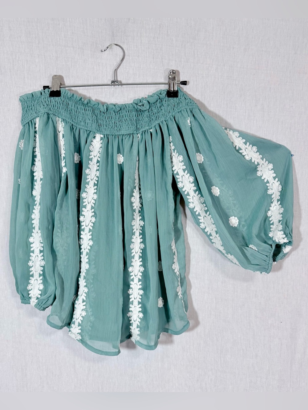 Hayden Los Angeles S Women’s sheer embroidered Peasant shirt mint, white